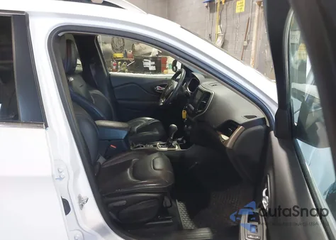 2015 Jeep Cherokee Latitude z USA, uszkodzony, nr VIN 1C4PJMCS3FW588868